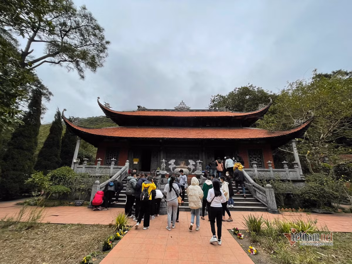 Theo tìm hiểu, ngôi chùa được mệnh danh là "tiếng của Phật" nên thu hút rất đông người đến chiêm bái. (Ảnh: Vietnamnet)