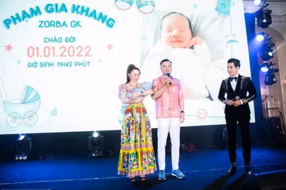 Chi Bảo làm tiệc đầy tháng cực hoành tráng cho con trai - Hình 3 Chi Bao lam tiec day thang cuc hoanh trang cho con trai-Hinh-3