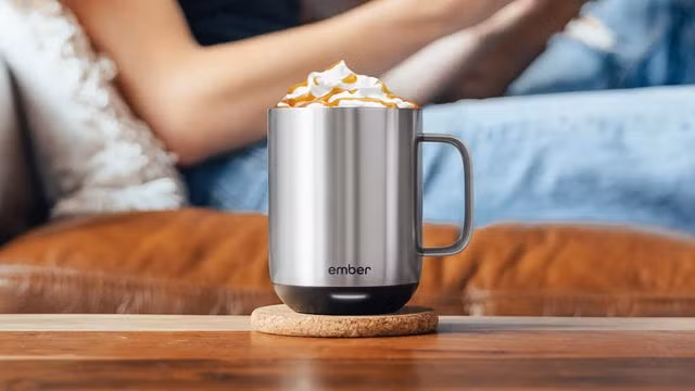  Cốc cà phê Ember 2: Chiếc cốc thông minh có hai lựa chọn về kích cỡ này sẽ giữ đồ uống luôn ấm trong tiết trời mùa đông lạnh giá. Nó có thể tùy chỉnh nhiệt độ và có chức năng hẹn giờ. Sảm phẩm có giá 100 USD.