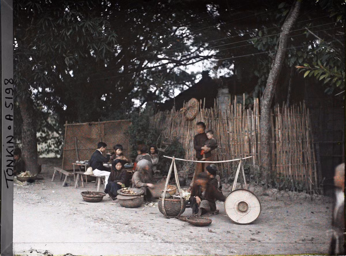 Những gánh hàng rong bên đường.