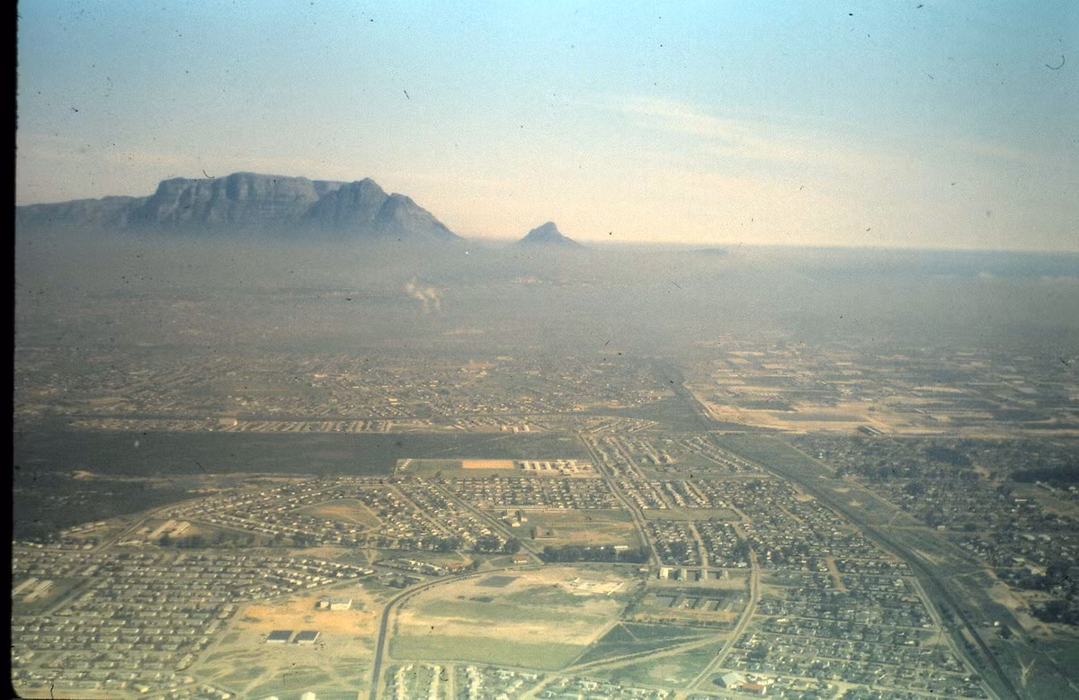 Thành phố Cape Town và núi Bàn nhìn từ chuyến bay từ Cape Town đi Johannesburg.