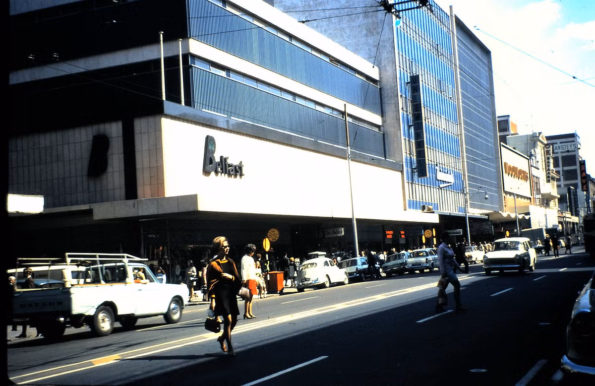 Bên ngoài một trung tâm thương mại ở thành phố Pretoria, Nam Phi năm 1970. Ảnh: Allhails/Flickr.