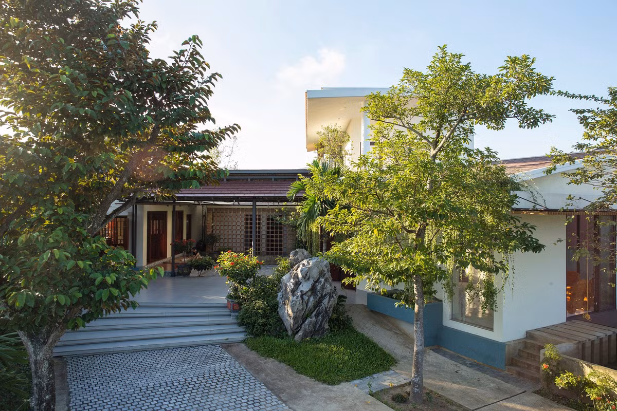 Ngôi nhà thiết kế chủ yếu dành cho người lớn tuổi nên hướng tới sự tối giản, tiện dụng và mang lại cảm giác ấm cúng gia đình. Ngôn ngữ thiết kế hiện đại nhưng cũng mang chút hơi thở kiến trúc truyền thống, được thể hiện qua hệ mái xéo và hệ cửa bức bàn - loại cửa truyền thống đặc trưng tại vùng Đồng bằng Bắc Bộ của nước ta.