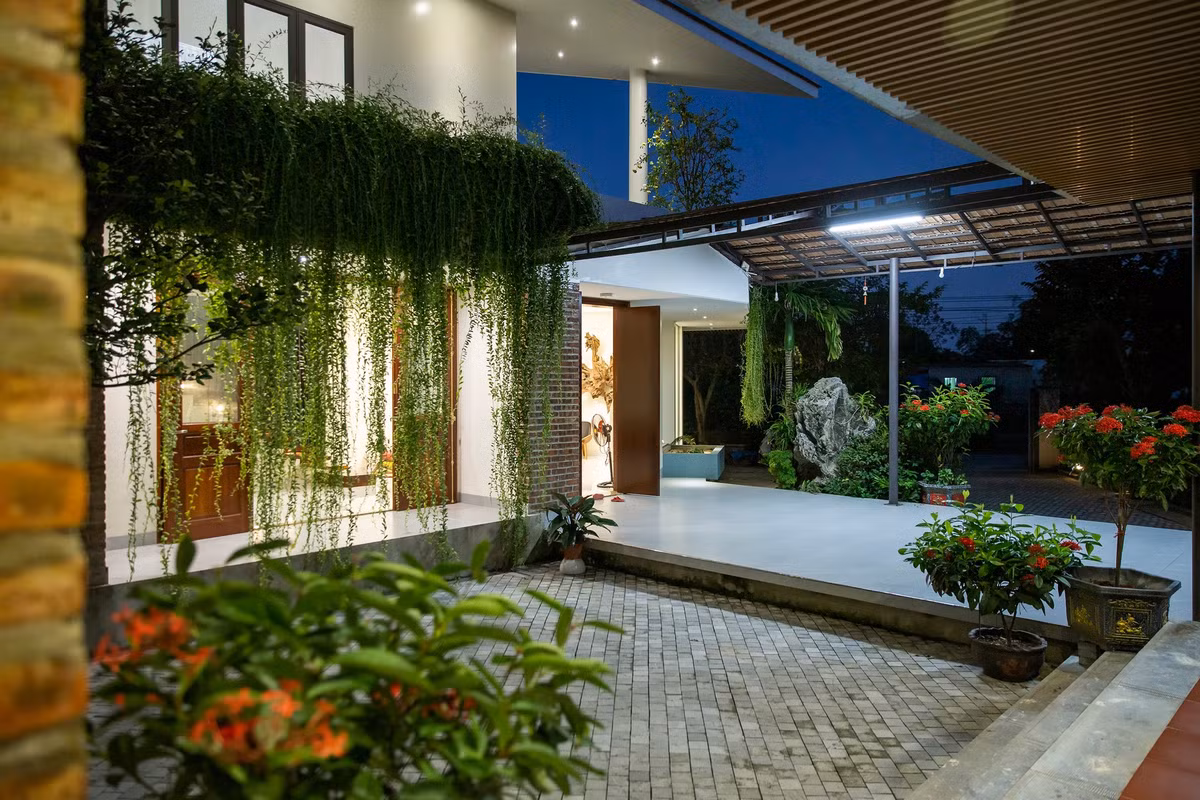 Thiết kế cho phép mở hoàn toàn phía Đông Nam bằng việc bố trí dọc các khoảng sân nối tiếp nhau, phương án này cũng giải quyết bài toán khai thác luồng gió mát chính từ hướng Đông Nam, gió được đi vào khoảng sân trung tâm sau đó phân phối và đưa đến các khối chức năng trong công trình.