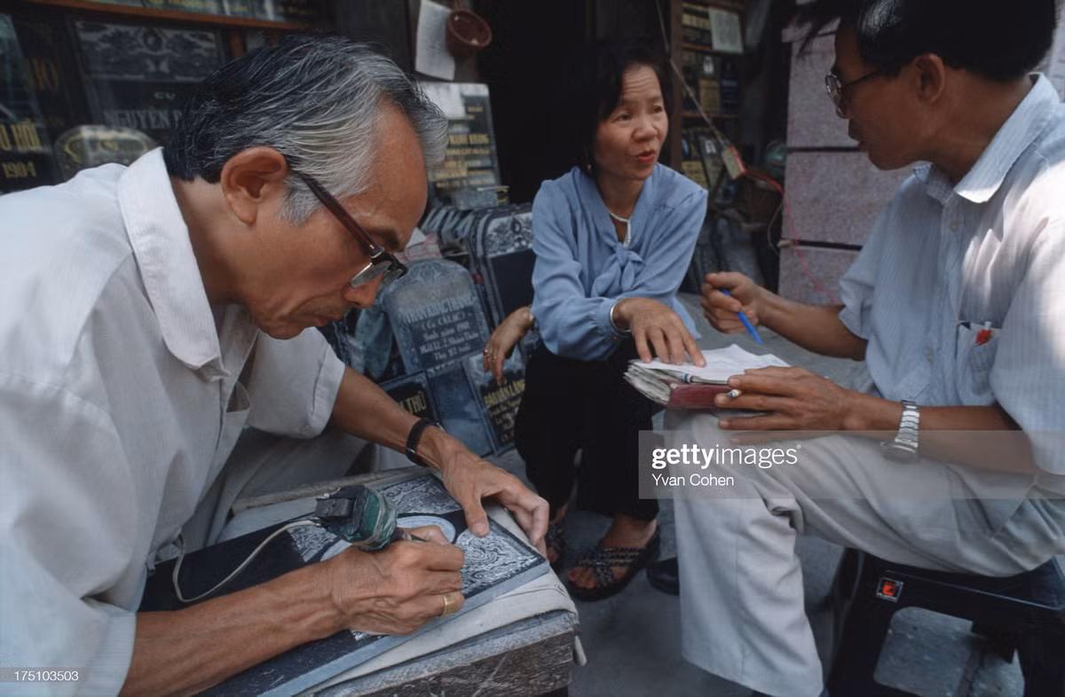 Cửa hiệu điêu khắc đá trên phố Hàng Mắm.