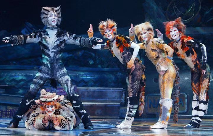 Tộc mèo (Cats) được công chiếu ở London từ năm 1981, là một trong những vở nhạc kịch nổi tiếng nhất thế giới.