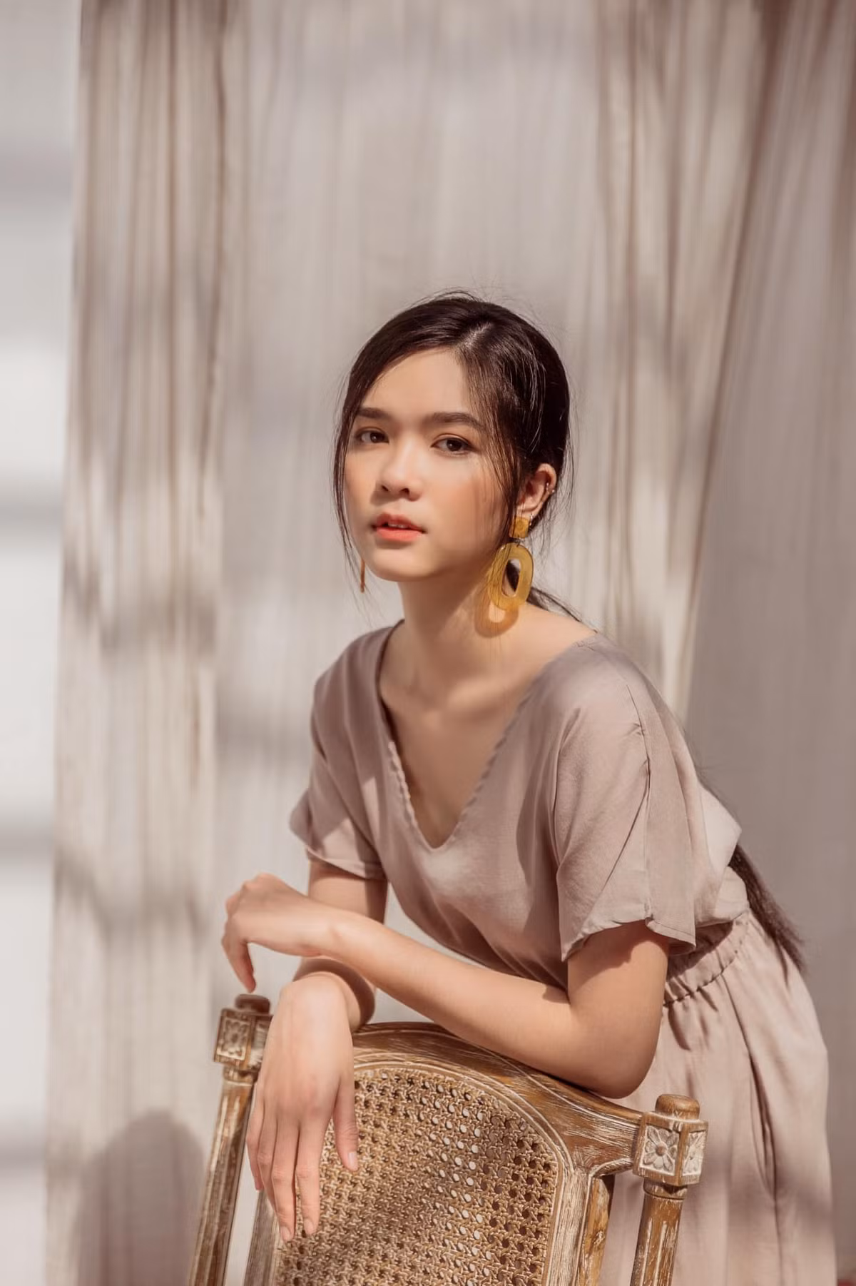 Trần Nguyễn Phương Thy: Cô gái mang SBD 445 có chiều cao 1,75 m cùng số đo 3 vòng 81-64-93 cm. Phương Thy được yêu thích khi để mặt mộc. Cô hiện là sinh viên của Học viện Hàng không Quốc gia.