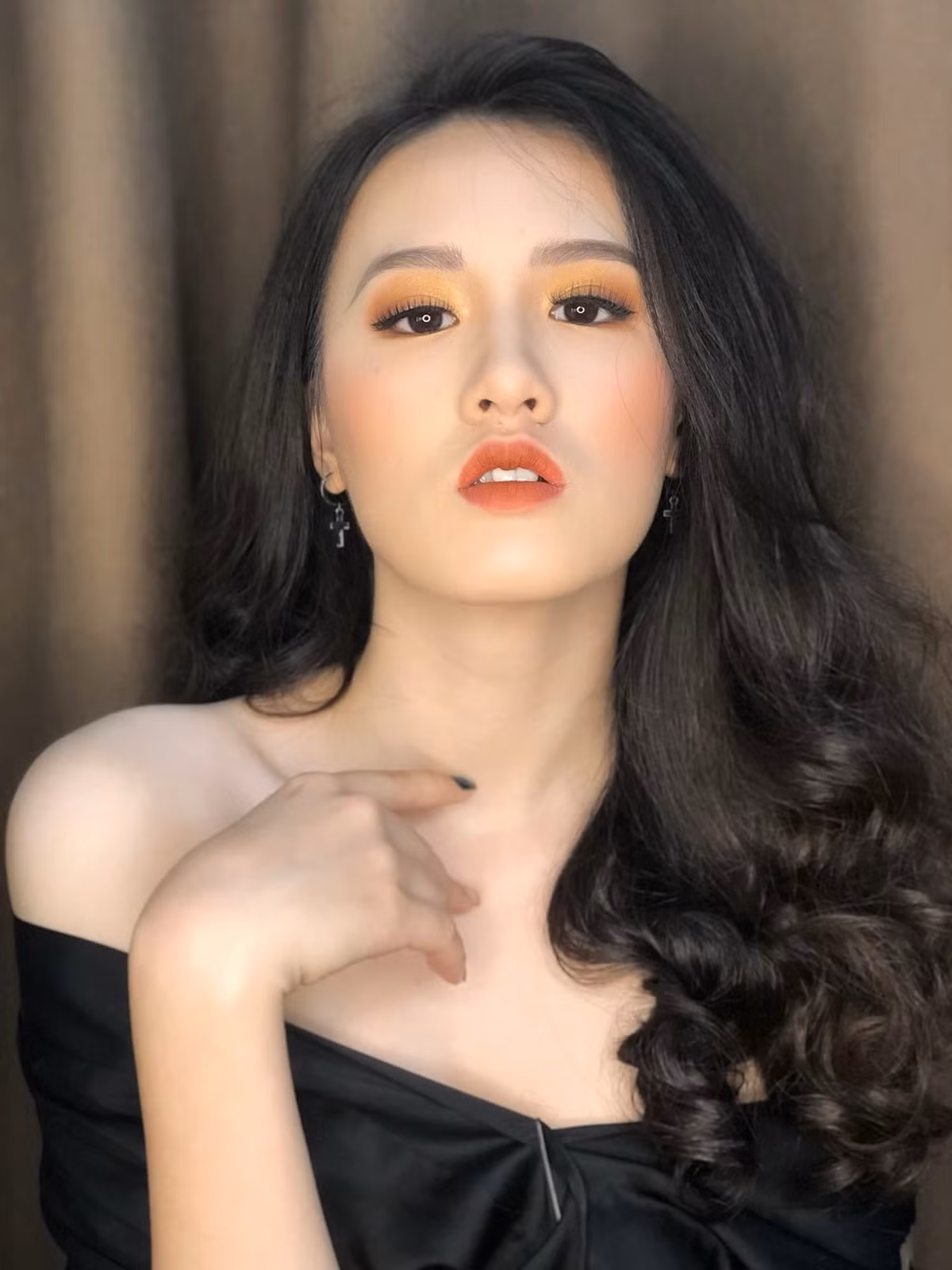 Trịnh Mỹ Anh: Thí sinh sinh năm 2003, cao 1,75 m, hiện là sinh viên Đại học Thương mại. Bên cạnh điểm mạnh hình thể, người đẹp này còn có lợi thế về ngoại ngữ. Cô tỏa sáng trong đêm chung khảo và được dự đoán sẽ tiến sâu tại chung kết Hoa hậu Việt Nam năm nay.
