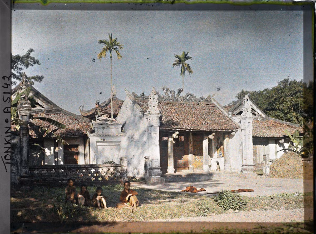 Những đứa trẻ bên ngoài một ngôi chùa ở Thanh Trì, tỉnh Hà Đông, nay thuộc huyện Thanh Trì của Hà Nội. Người Pháp gọi chùa này là "chùa lò mổ" Pagode de l' abattoir.
