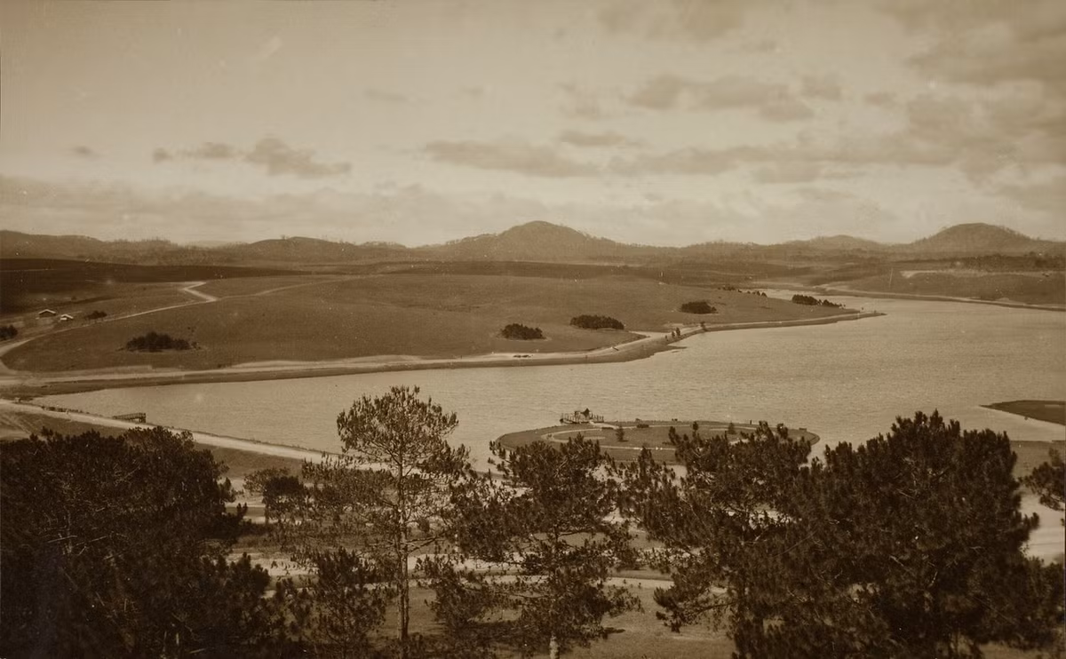 Hồ Xuân Hương nhìn từ khách sạn Langbian Palace, nay là khách sạn Dalat Palace, Đà Lạt năm 1937-1938.