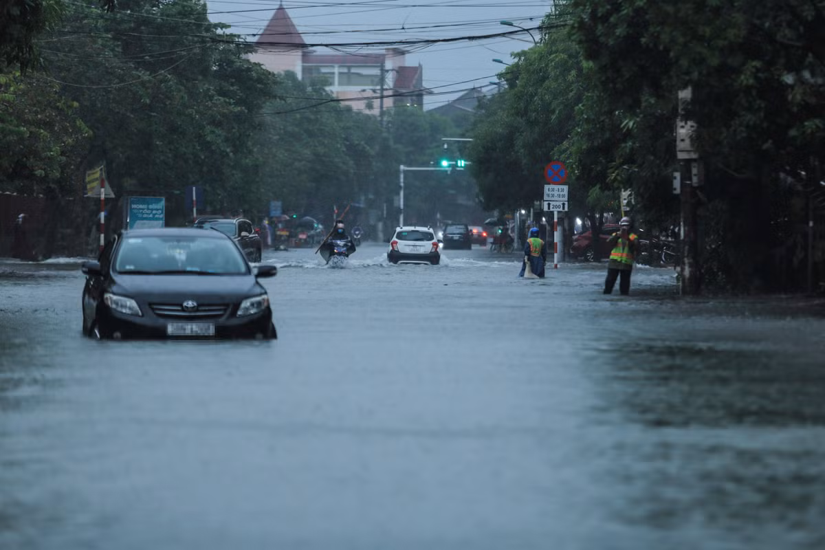 Oto chet may giua mua, nguoi dan Ha Tinh phai xuong xe loi nuoc