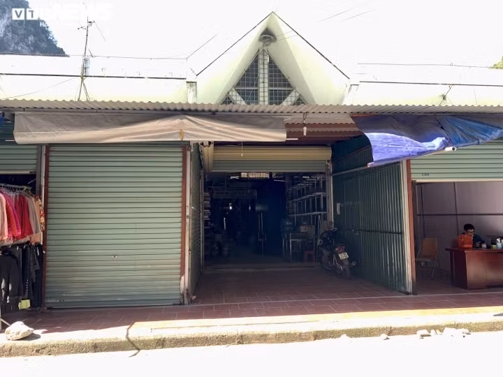 Nhưng theo ghi nhận của PV, sáng 1/12, không khí trong chợ vô cùng vắng vẻ.