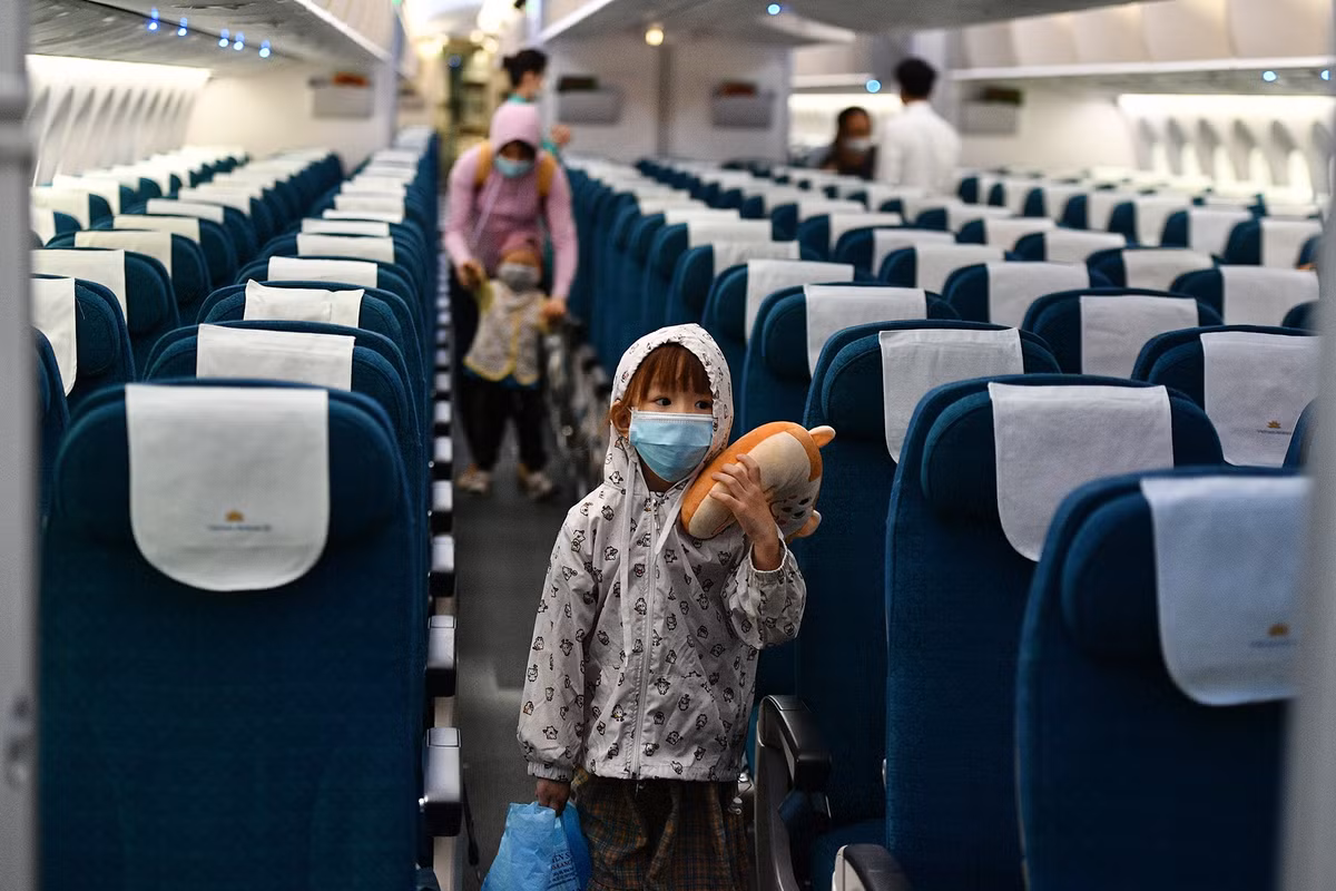 Xuat hien tre em tren chuyen bay tu TP HCM ve Ha Noi