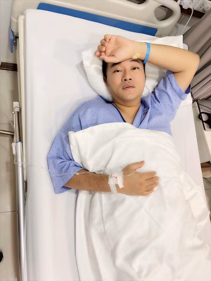 Ca si Minh Quan phau thuat cat mot phan da day