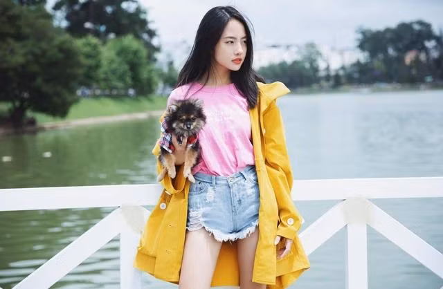Rima Thanh Vy sinh năm 1995, có niềm đam mê nghệ thuật từ sớm. Bắt đầu sự nghiệp với vai trò người mẫu, năm 14 tuổi, cô đi thi "Gương mặt tuổi hồng" và trở thành quán quân. Năm 15 tuổi, Thanh Vy trở thành nữ chính trong MV của nghệ sĩ Lý Hải. Cô từng đạt top 2 "Gương mặt đẹp nhất" cuộc thi Top Girl 2012, thắng giải "Hoa khôi mùa xuân" tại cuộc thi trường đại học tổ chức.