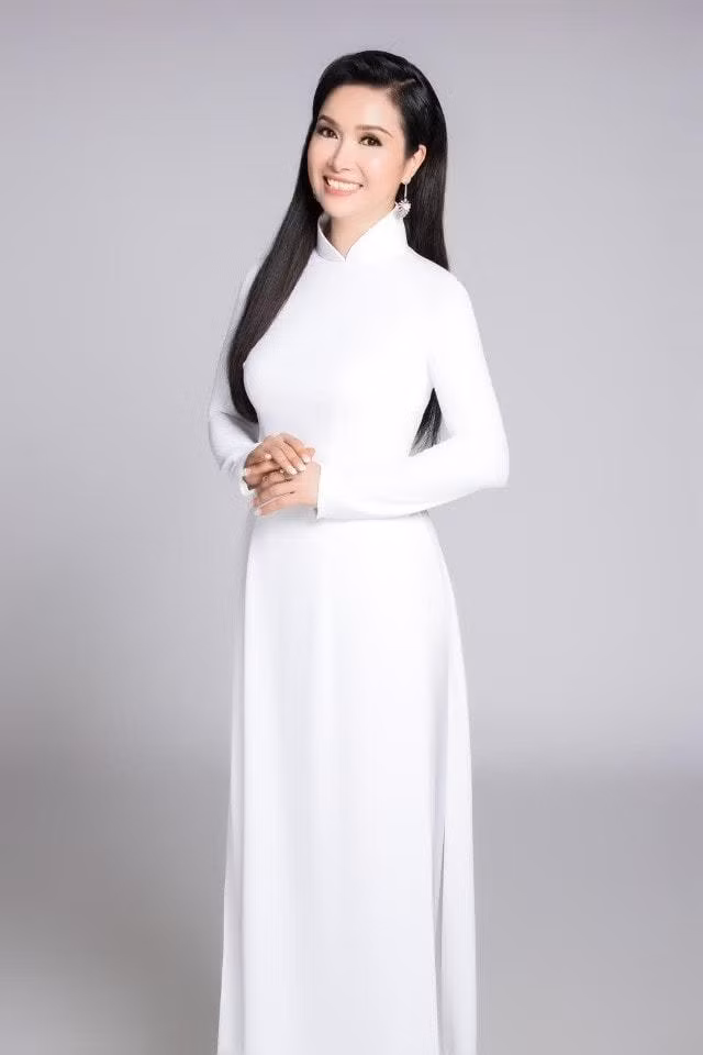 Sau 36 năm đăng quang, Bùi Bích Phương vẫn giữ được nhan sắc mặn mà và duyên dáng. Cô tự nhận mình có cuộc sống bình dị, không sang chảnh như mọi người tưởng.