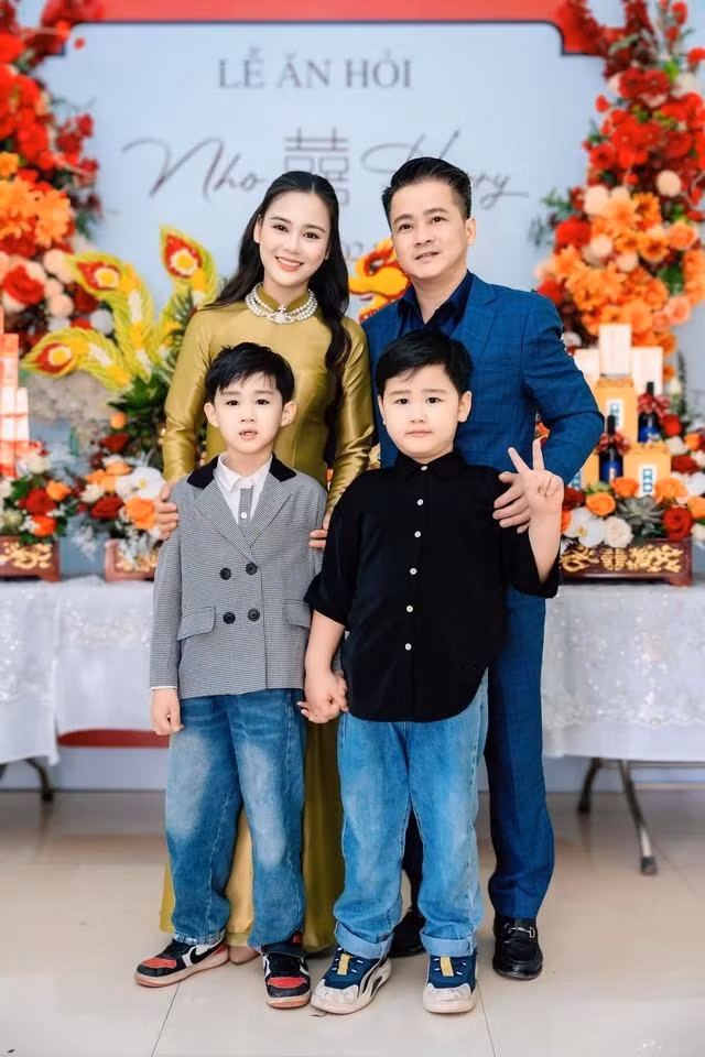 "Anh Quân ở nhà chăm sóc con, lo cho con học hành, động viên các con để tôi có thể yên tâm đi làm mà không phải lo lắng về các con ở nhà" - diễn viên tâm sự.