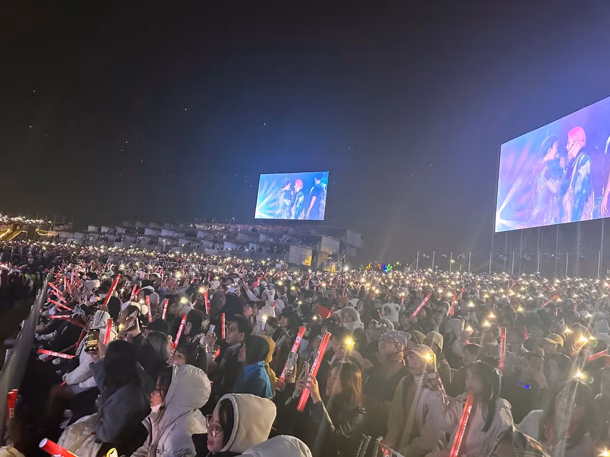 Concert Anh trai vượt ngàn chông gai tối 14/12 đón hàng chục nghìn khán giả. 8 màn hình LED được bố trí sẵn. Khu vực vé đắt nhất có đồ ăn cho khán giả. Đây cũng là hạng vé bán hết nhanh nhất.