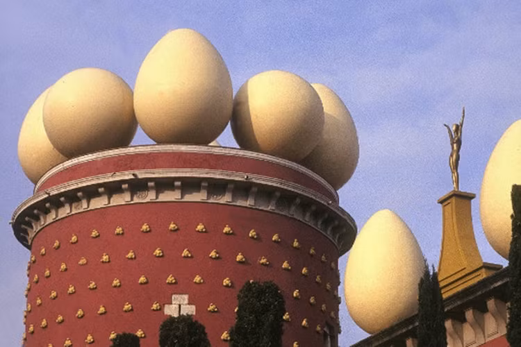 Bảo tàng Nhà hát Dali, Figueres, Tây Ban Nha: Được xây dựng năm 1974 trên nền của một nhà hát, công trình kiến trúc độc đáo này chính là nơi trưng bày tác phẩm nghệ thuật lớn nhất của Salvador Dali.