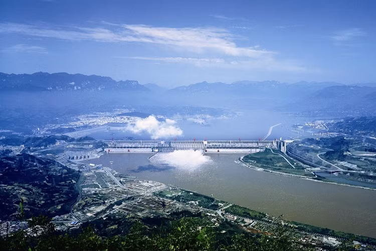 Đập thủy điện Tam Hiệp, Trung Quốc: Với chi phí xây dựng 23 tỷ USD và thời gian xây dựng 20 năm, đập thủy điện Tam Hiệp dài 2,4km và cao 180m. Đập này có công suất phát điện 22.500 MW, nhiều gần gấp đôi đập lớn thứ hai là đập Itaipu ở Nam Mỹ (14.000 MW).