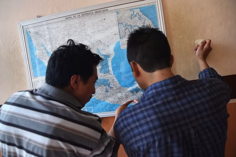 Trước khi leo lên tàu, họ chăm chú nghiên cứu bản đồ...