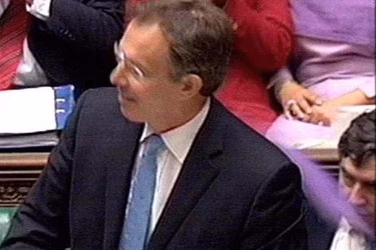 Tháng 5/2004, Thủ tướng Anh Tony Blair bị khủng bố bằng một gói bột màu tím.