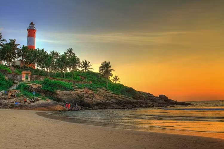 Ngọn hải đăng trên bãi biển Kovalam, Ấn Độ.