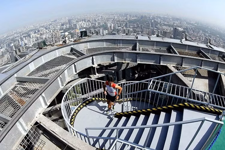 VĐV người Pháp Clement Dumont leo tổng cộng 2.041 bậc thang của tòa nhà China World Summit Wing ở Bắc Kinh.