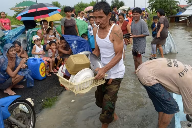 ...và mang theo những vật dụng thiết yếu hàng ngày.