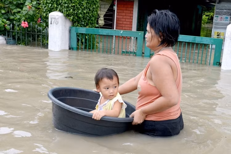 Cơn bão nhiệt đới Trami đã mang mưa to gió lớn hoành hành ở Manila.