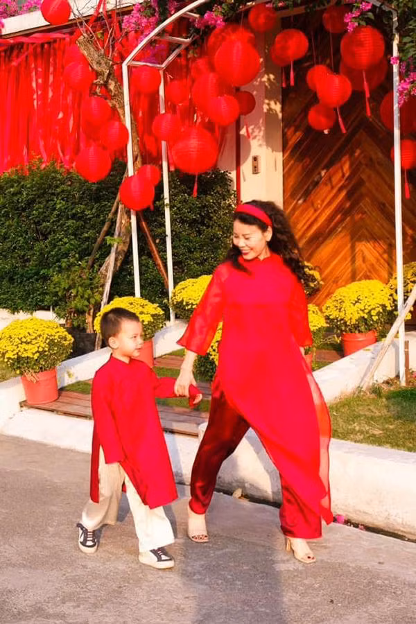 Những hình ảnh mẹ ruột Hồ Ngọc Hà chăm sóc bé Subeo, cặp đôi Lisa - Leon đều khiến khán giả yêu thích.