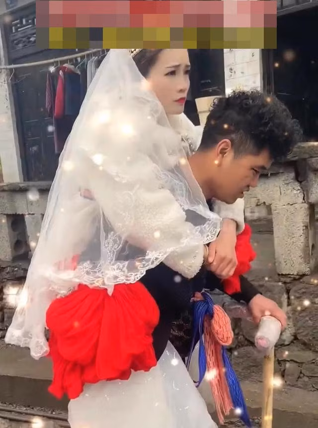 Muon tai hon, chong chong gay cong vo cu di bo 100km