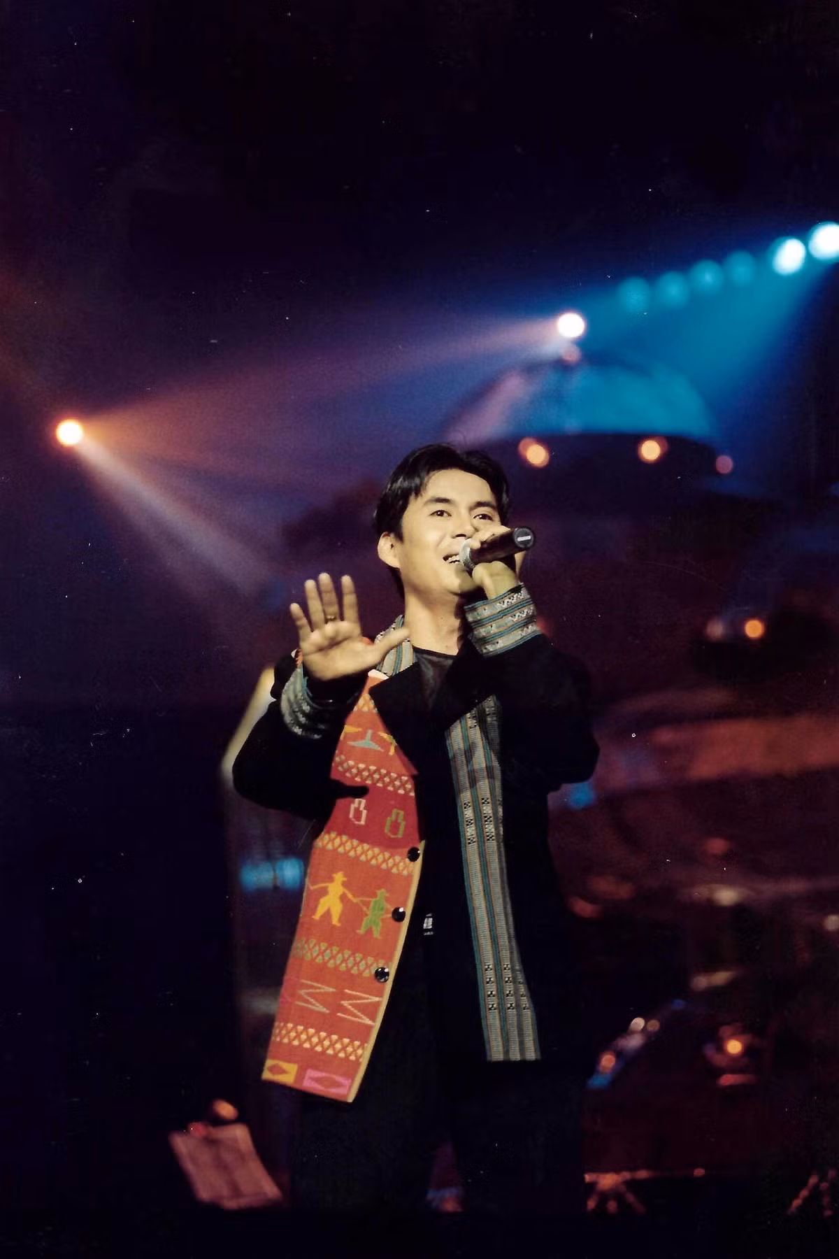 Nam ca sĩ từng nhận cát-sê 2 cây vàng mỗi show, giờ thế nào? - Hình 4 Nam ca si tung nhan cat-se 2 cay vang moi show, gio the nao?-Hinh-4