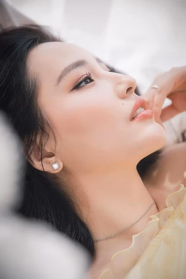  Mai Phương Thúy là Hoa hậu Việt Nam 2006, sau 18 năm kể từ ngày đăng quang, cô vẫn luôn là cái tên hot trong làng giải trí. Ngoài sự thông minh, có lối sống hiện đại, cô còn thu hút bởi gương mặt xinh đẹp, trẻ trung của mình.