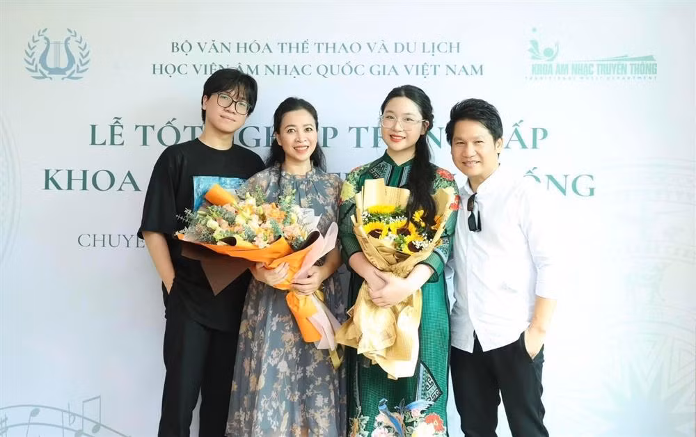 Chị Hoa chia sẻ, với điểm thi tốt nghiệp THPT 2024 ấn tượng (Văn 9,25; Toán 7,4; Tiếng Trung 10), Thảo Nguyên quyết định học song song tại Học viện Ngoại giao và Học viện Âm nhạc Quốc gia Việt Nam. Chị cho biết con gái chọn khoa Quan hệ quốc tế vì phù hợp với lĩnh vực âm nhạc truyền thống mà Thảo Nguyên theo đuổi.