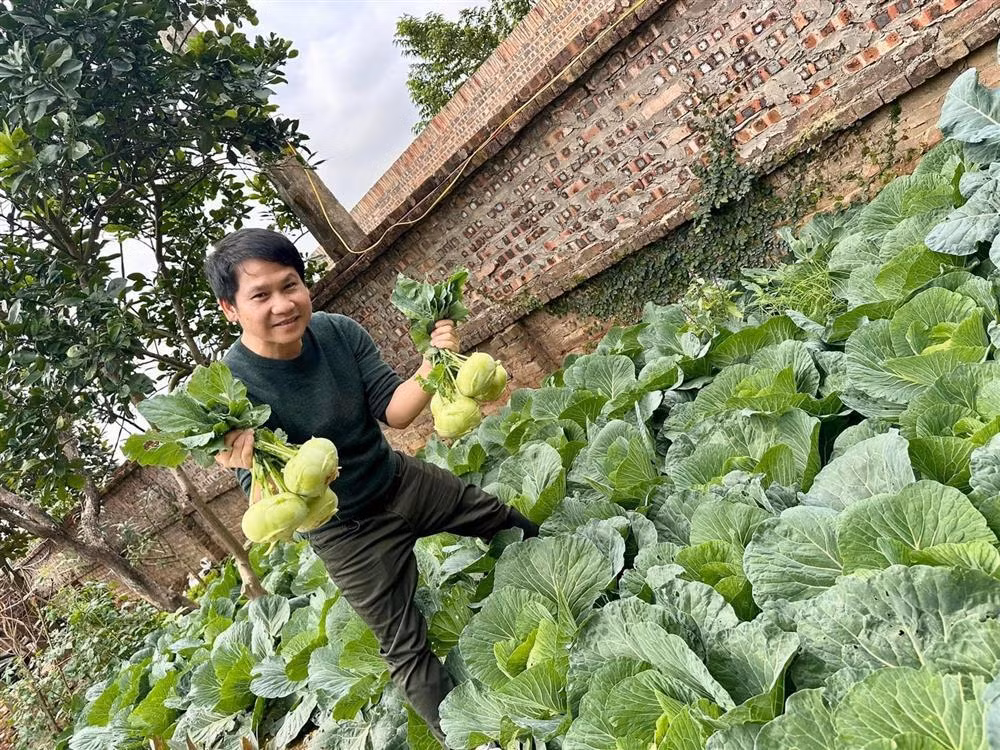 Trọng Tấn thích cuộc sống bình yên, gần gũi với thiên nhiên. Lúc rảnh rỗi, anh tìm niềm vui bằng cách trồng rau, cây cảnh, chơi đùa với thú cưng...