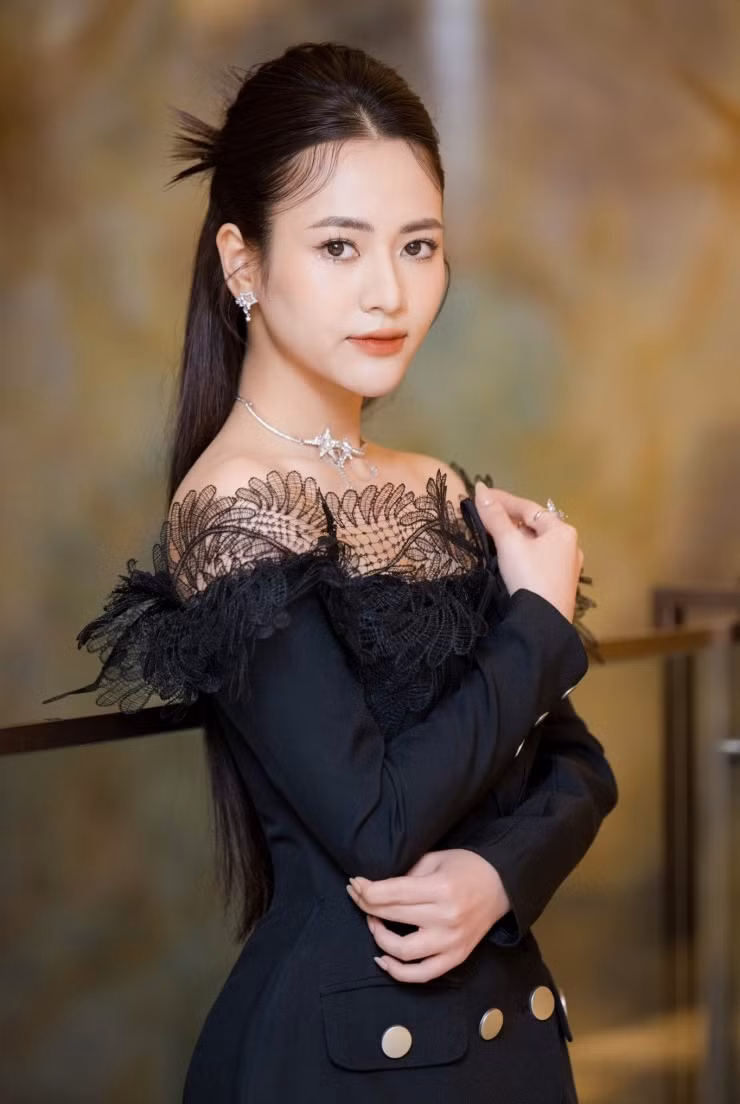 Quen thuộc với khán giả trên phim truyền hình nhưng hiện tại Việt Hoa công tác chính tại Nhà hát Kịch Việt Nam.