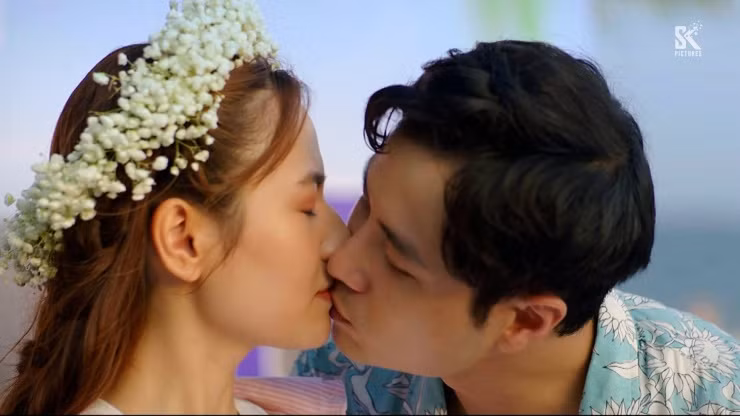5 tháng qua, khán giả đã quá quen với vai Hân của Việt Hoa trong phim "Mình yêu nhau, bình yên thôi". Cô vào vai vợ của Đức Anh (Thanh Sơn) và những tập gần đây cặp đôi có nhiều cảnh tình cảm khi hai nhân vật đóng yêu lại từ đầu.