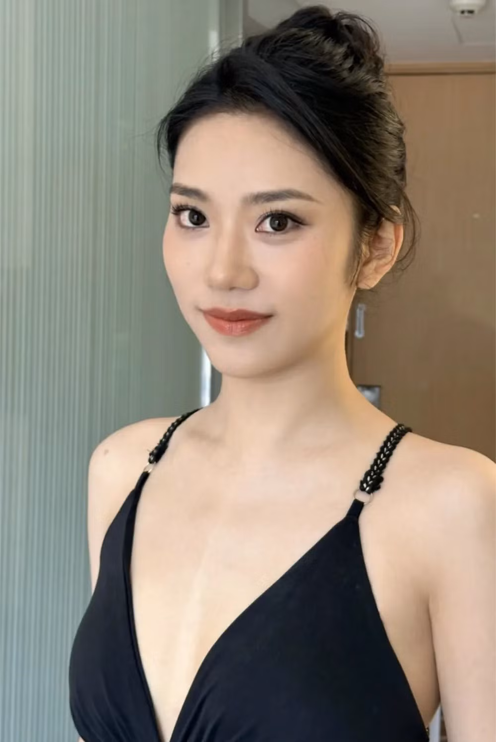 Lauren (22 tuổi) được cho là có nét giống Hoa hậu ảnh Đặng Thượng Văn. Cô vừa tốt nghiệp ngành Quản lý kinh doanh và chuẩn bị lên học Thạc sĩ.