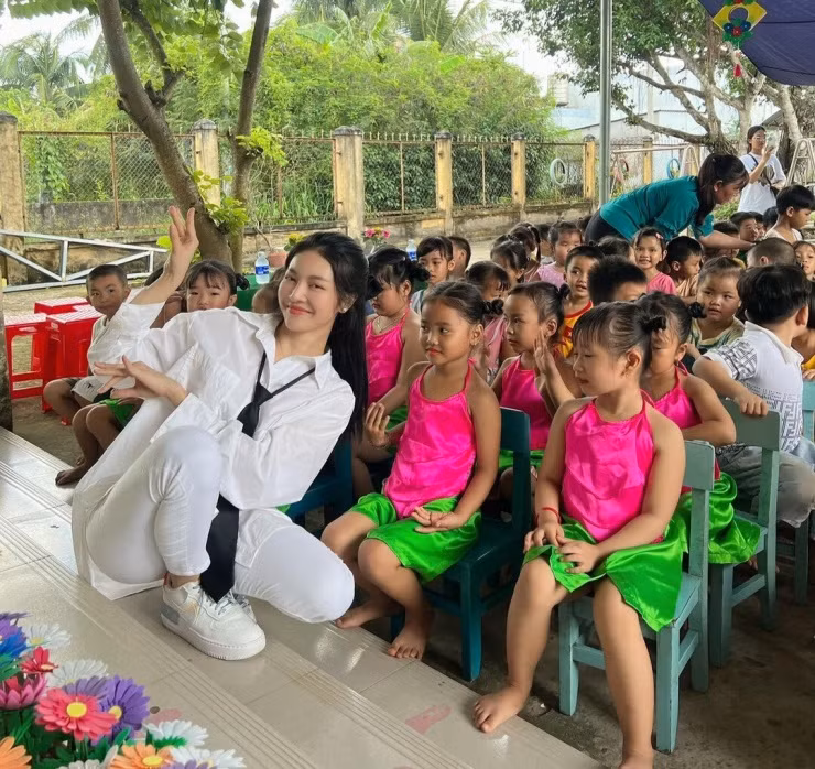 Người mẫu đam mê du lịch và muốn giúp đỡ trẻ em nghèo khắp thế giới. "Tôi hy vọng hỗ trợ lương thực, quần áo cho trẻ em khó khăn", cô chia sẻ.