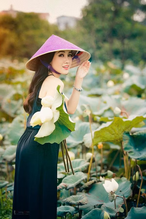 Do đó, để chống lão hóa, BTV Hoài Anh thường sử dụng các loại kem đặc trị để trả lại cho làn da sự mịn màng, căng bóng.