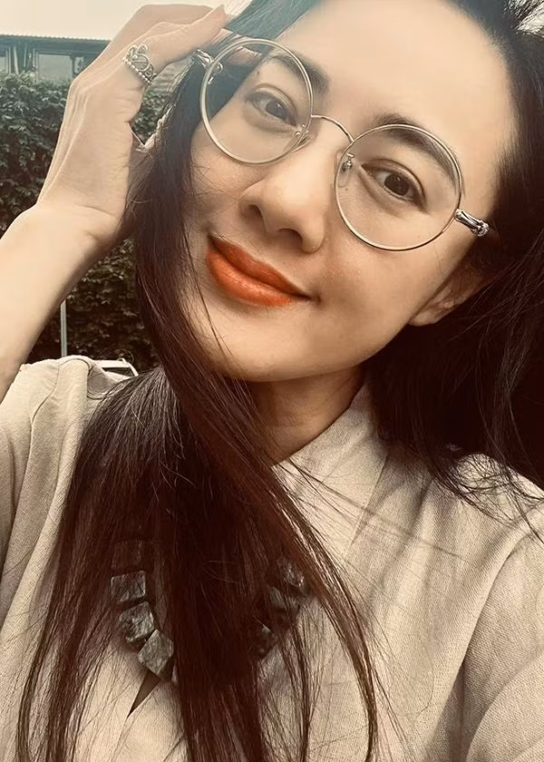 Ngoài ra, cô còn quan tâm đến việc chống nắng cho da. Đây là bước quan trọng để bảo vệ da mà nhiều người thường bỏ qua.