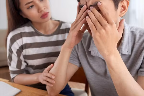 Chong khoc quay ve voi vo khi phat hien bo mat that cua nhan tinh