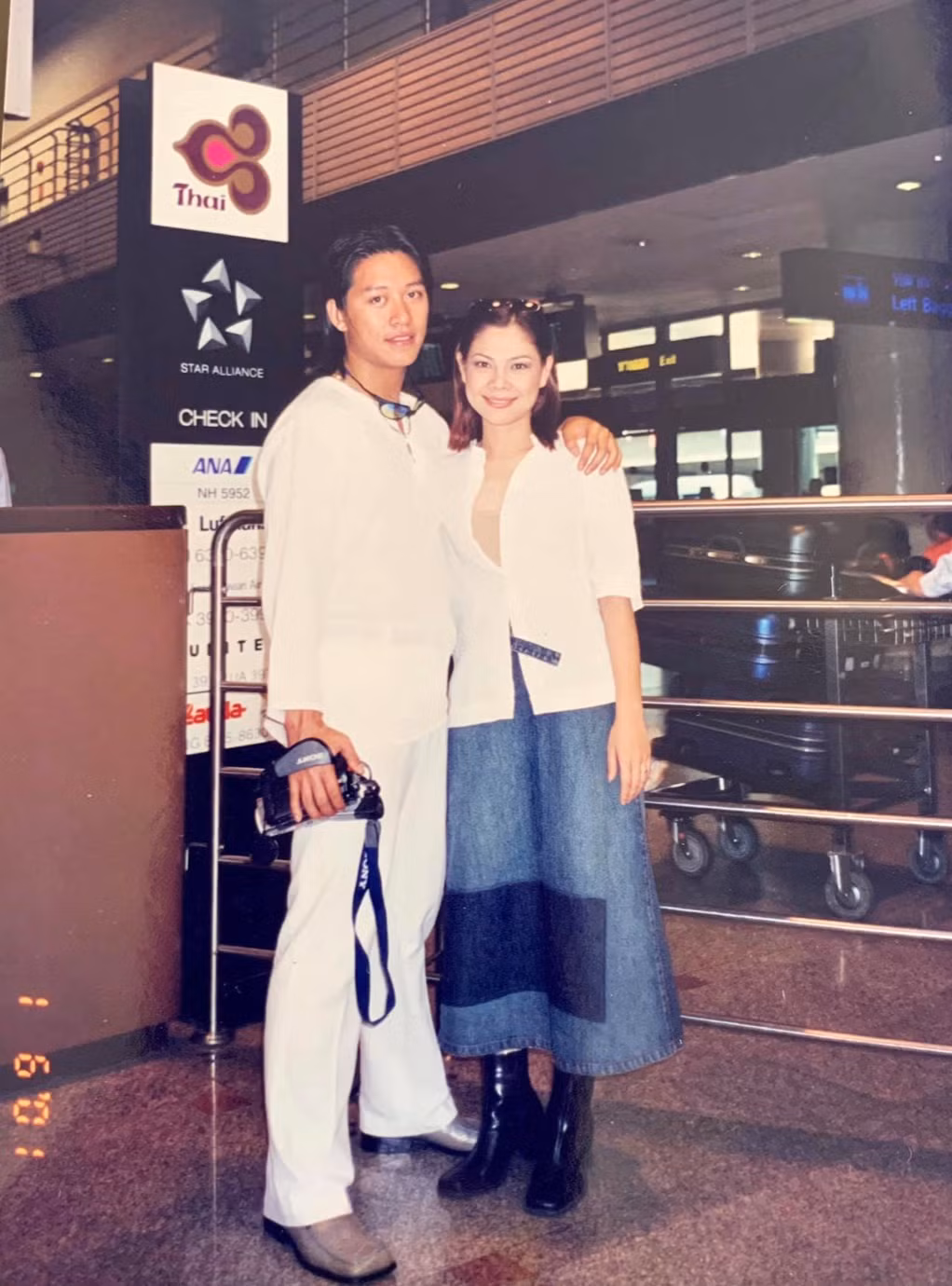 Trong hình ảnh với ca sĩ Thanh Thảo thời đôi mươi, Tuấn Hưng gây ấn tượng với kiểu tóc dài lãng tử cùng gương mặt điển trai. Nam ca sĩ sinh năm 1978, từng là thành viên nhóm nhạc Quả Dưa Hấu cùng Bằng Kiều, Tú Dưa, Tường Văn. Anh nổi tiếng với chất giọng trầm, khàn qua các ca khúc như: "Vũ điệu thần tiên", "Anh nhớ em", "Nắm lấy tay anh"... Ngoài ca hát, Tuấn Hưng từng tham gia một số bộ phim như: "Cho một tình yêu" (2010), "Những nụ hôn rực rỡ" (2010). (Ảnh: Facebook Thanh Thảo).