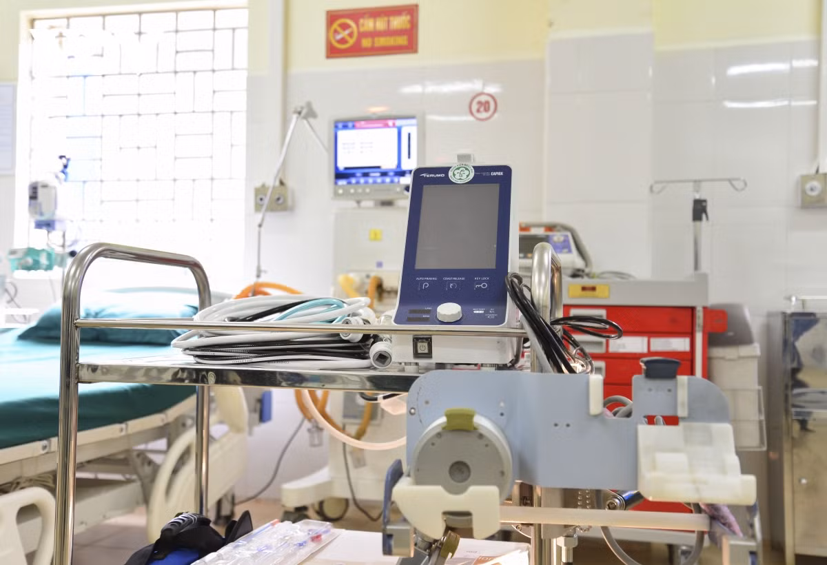 Máy tim phổi nhân tạo tại giường là thiết bị hiện đại nhất, trong trường hợp tim phổi của bệnh nhân bị tổn thương nặng, máy thở khác không đáp ứng được, thiết bị này sẽ làm việc thay thế cho tim, phổi của bệnh nhân, giúp tim, phổi có thời gian nghỉ hồi phục.