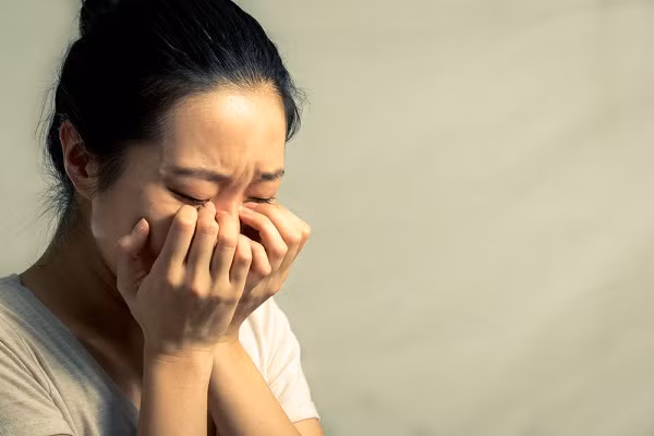Theo chân vợ lúc đêm khuya, chồng phát hiện sự thật đau lòng ảnh 1