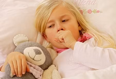 Sởi là một bệnh truyền nhiễm cấp tính do siêu vi sởi gây ra. Khoảng 10 tới 12 ngày sau khi tiếp xúc với siêu vi sởi, những triệu chứng điển hình như: ho khan...
