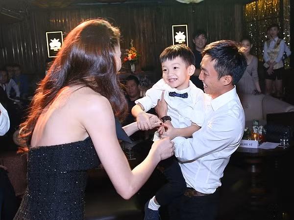 Khi bà xã bận rộn, Quốc Cường lãnh phần chăm sóc con và dành thời gian vui đùa cùng con. Mới đây, Cường Đô La đưa con trai đến chúc mừng bà xã ra mắt sản phẩm mới.