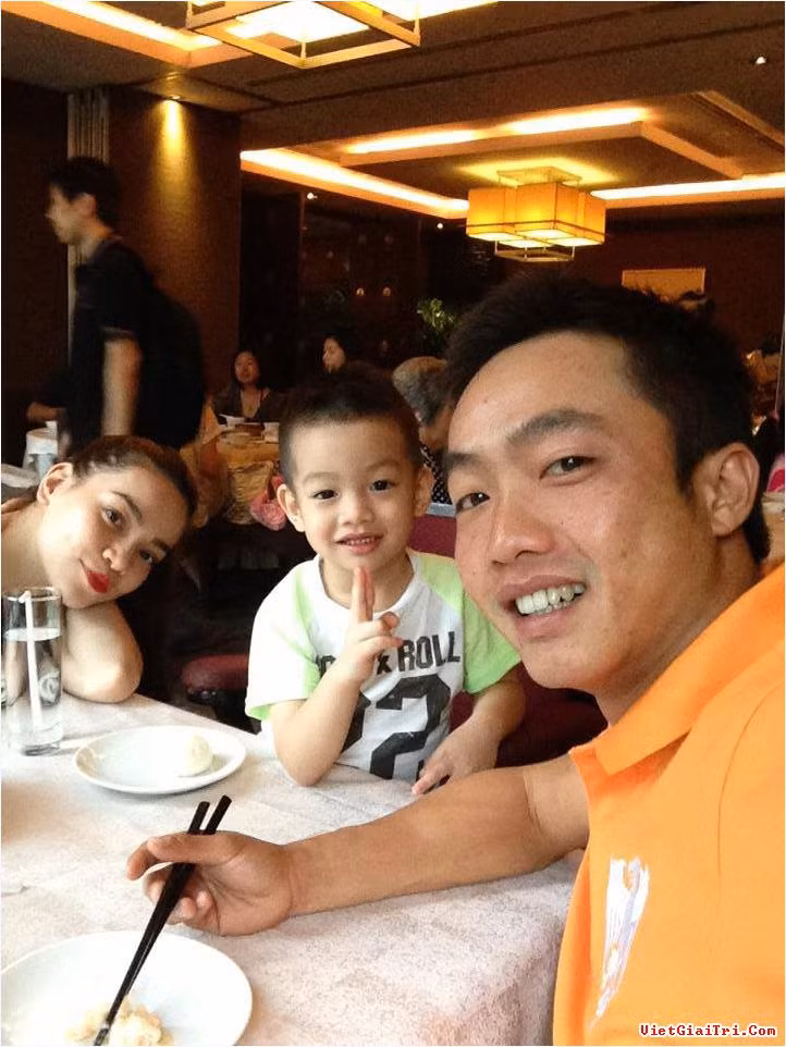 Cuộc sống đằng sau một ngôi sao hàng đầu của showbiz Việt và tay chơi xe khét tiếng xa xỉ vẫn là những khoảnh khắc hạnh phúc rất đời thường, giản dị.