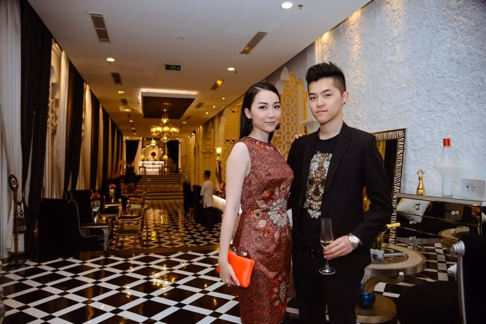 Em trai Linh Nga tên thật Đặng Hùng Minh sinh năm 1995 sở hữu vẻ điển trai lãng tử. Tối qua, Linh Nga được em trai tháp tùng tham gia một sự kiện.